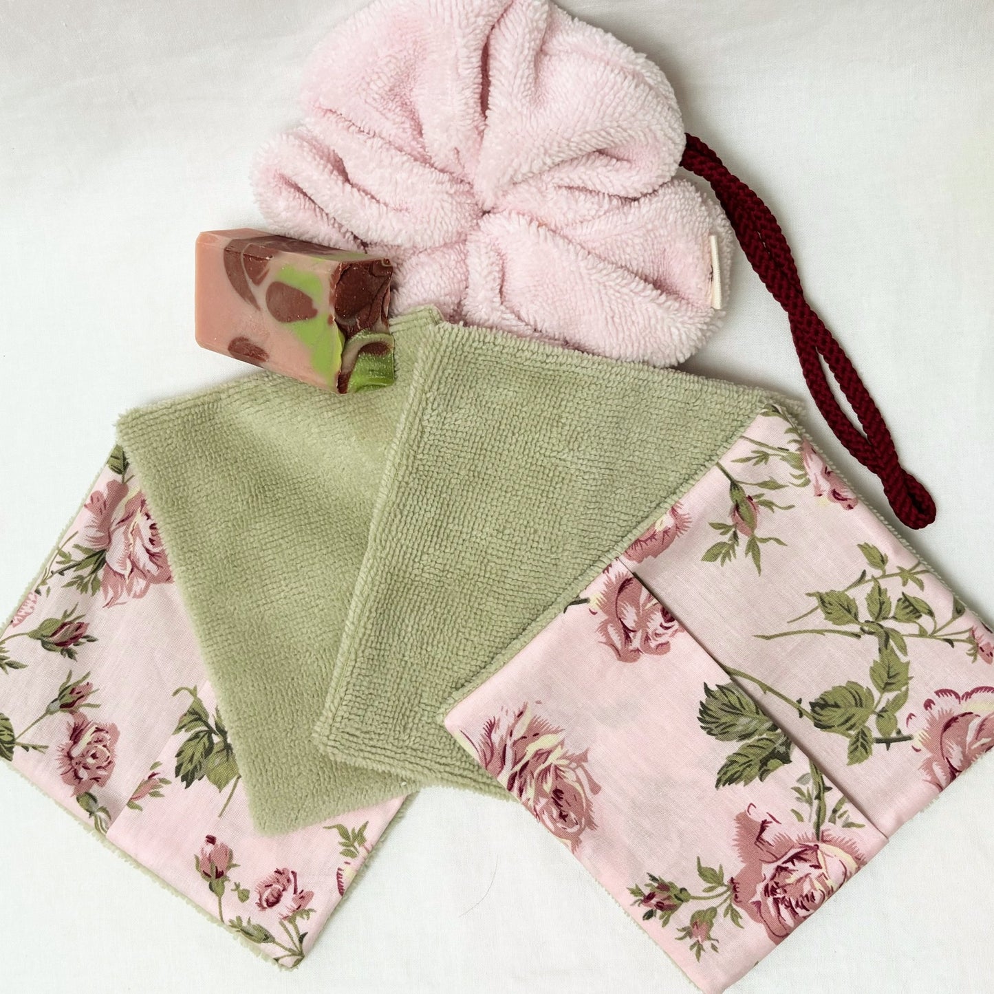 Barbouillette Cousine Antoinette au parfum de coco et amande, présentation appétissante avec une texture douce et garniture gourmande.