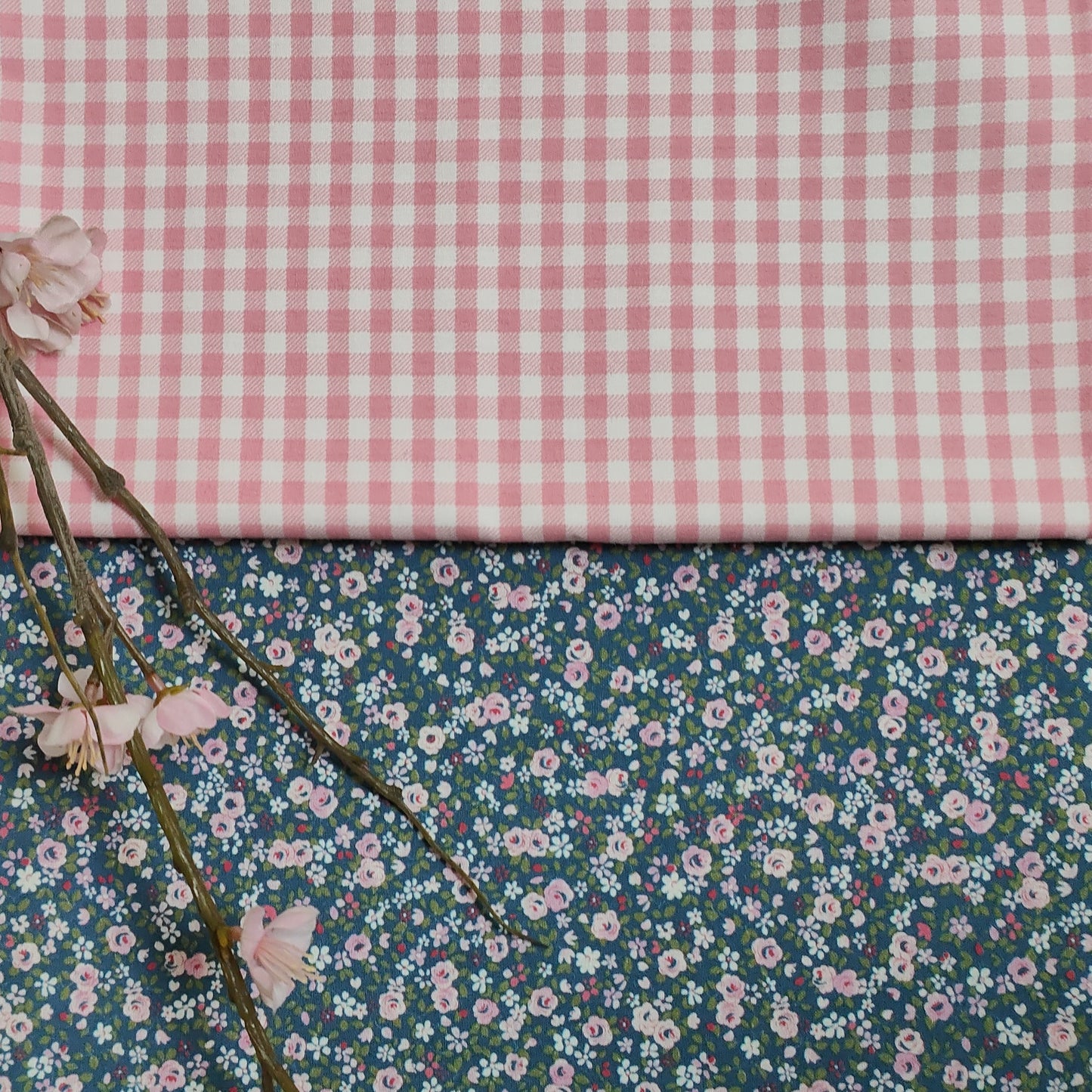 Duo de tissus Campagne Chic - Vichy rose et Liberty fleuri bleu foncé pour housse de livre personnalisable - Cousine Antoinette