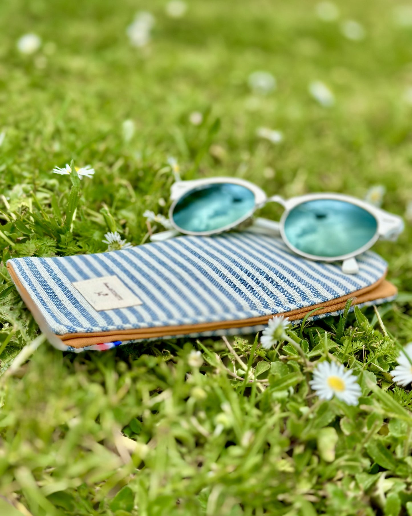 Étui à lunettes Deauville Curry avec lunettes de soleil, cousu main en France – Cousine Antoinette
