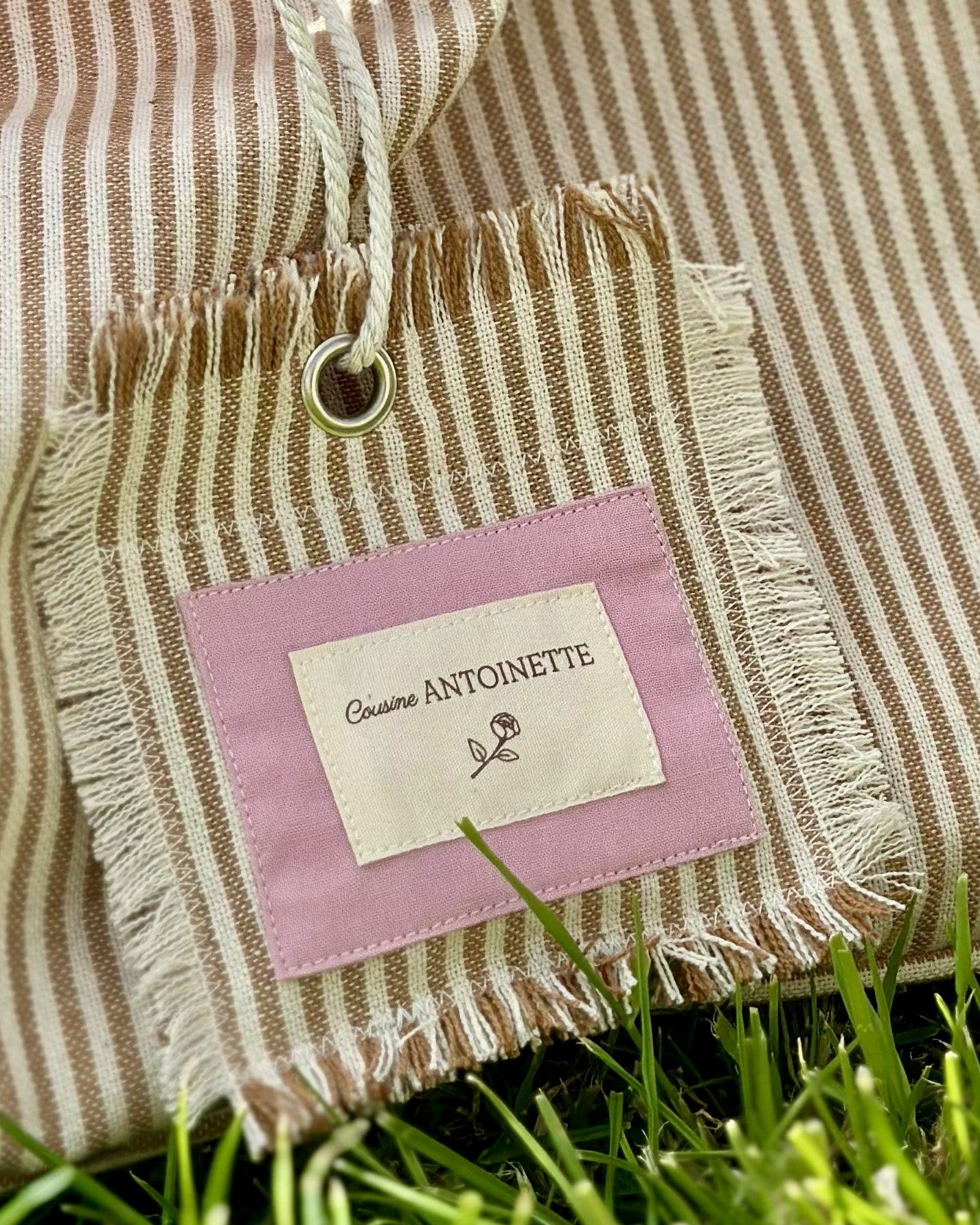 Zoom étiquette signature Cousine Antoinette sac week-end Deauville Blush