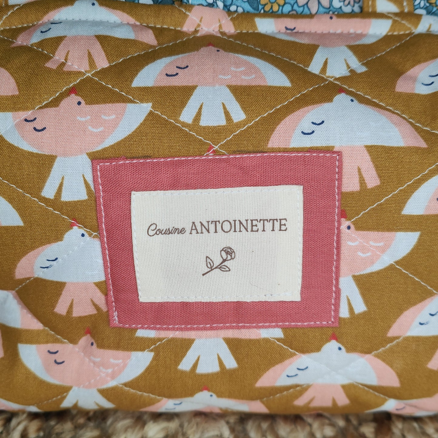 Étiquette Cousine Antoinette sur pochette Leone Arielle, accessoire artisanal en coton certifié Oeko-Tex