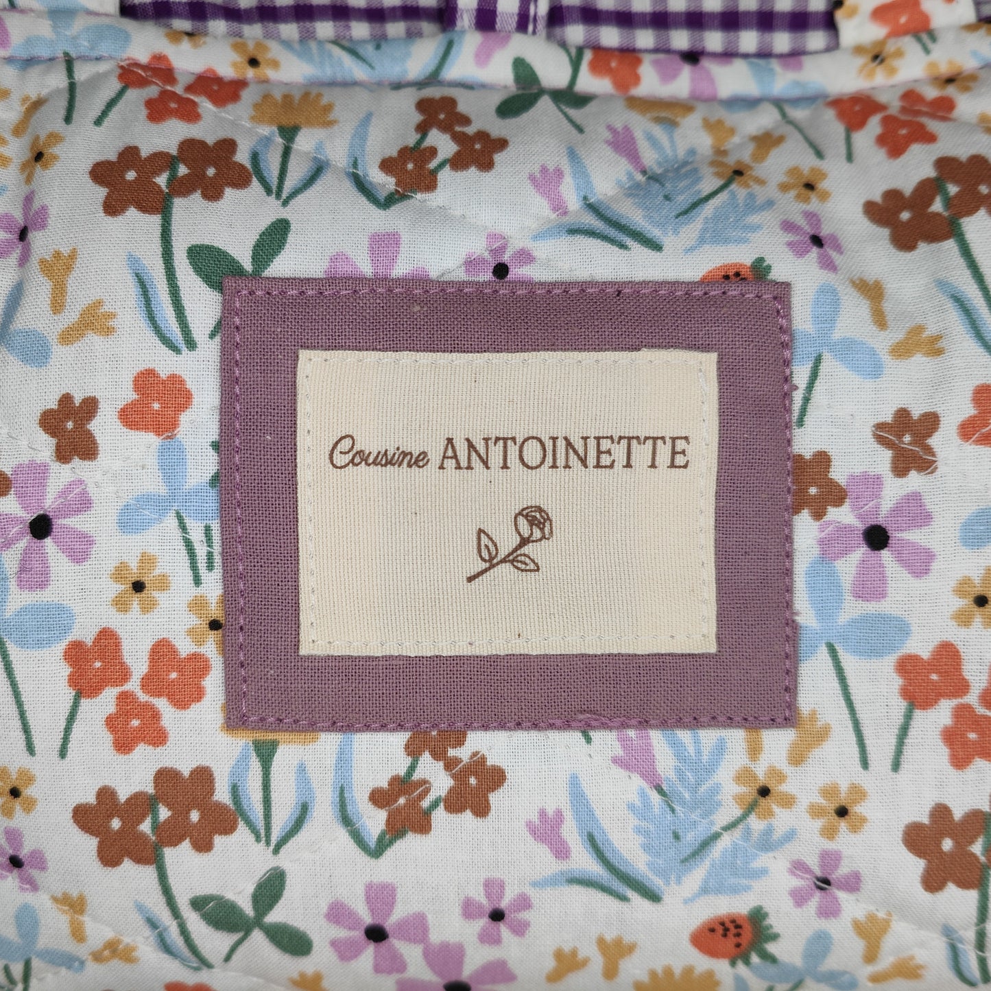 Étiquette Cousine Antoinette sur pochette Leone Lilas, accessoire artisanal en coton certifié Oeko-Tex