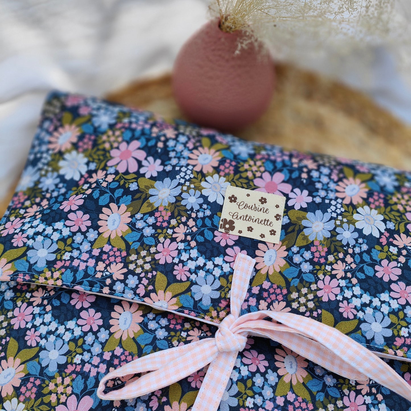 Housse ordinateur portable artisanale Floret - Détail intérieur vichy rose et fermeture nouettes - Cousine Antoinette