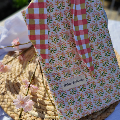 Housse livre broché Anisette ouverte montrant doublure carreaux sorbet et matelassage ouatine
