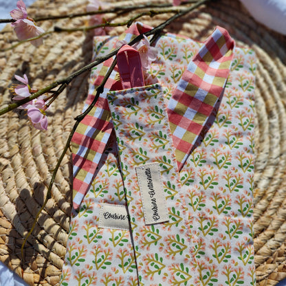 Housse livre broché Anisette ouverte montrant doublure carreaux sorbet et matelassage ouatine
