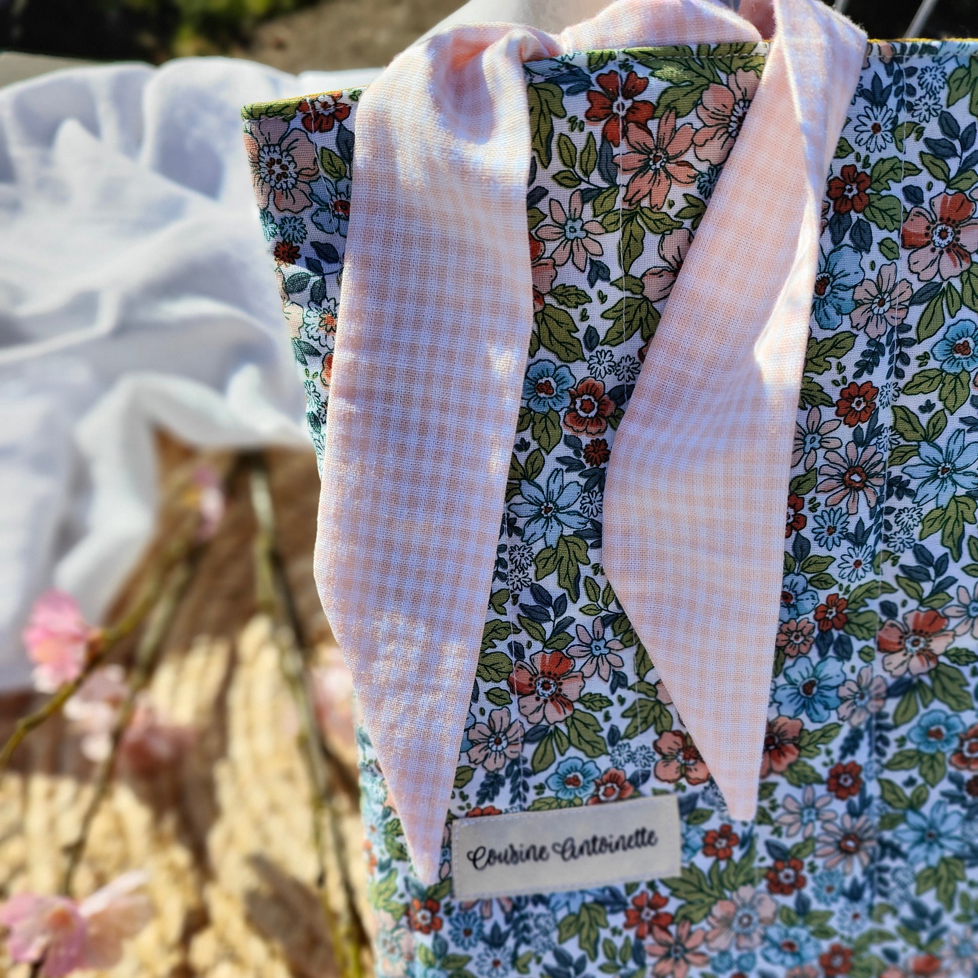 Détail tissu extérieur motif graphique housse livre broché Arty fait main
