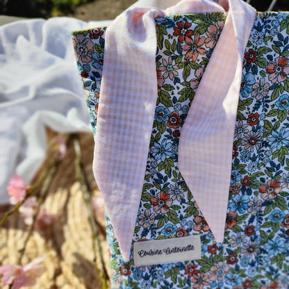 Détail tissu extérieur motif graphique housse livre broché Arty fait main
