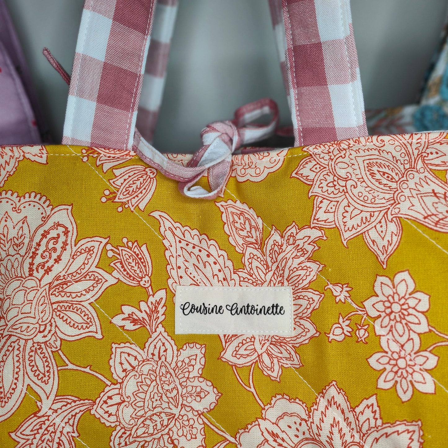 Sac bandoulière Emilien Armance artisanal matelassé avec fermeture aimantée - détail finition - Cousine Antoinette

