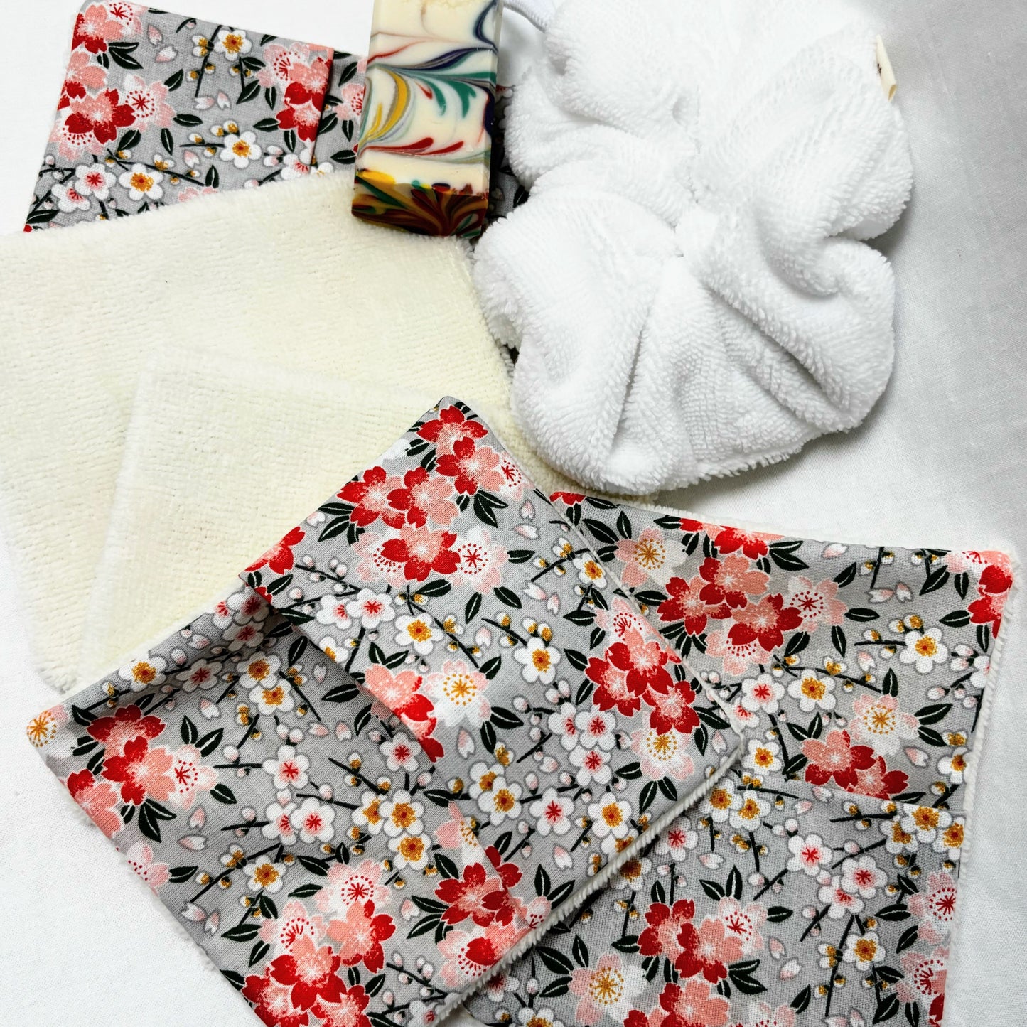 Barbouillette Cousine Antoinette en forme de cocon, design naturel, en tissu doux, idéale pour le soin de la peau.
