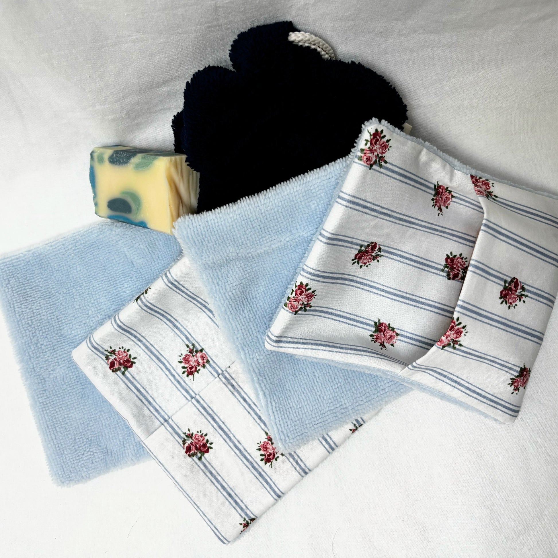 Barbouillette Cousine Antoinette Cocon Nuage, petit accessoire de toilette en forme de nuage pour le rasage ou le nettoyage.
