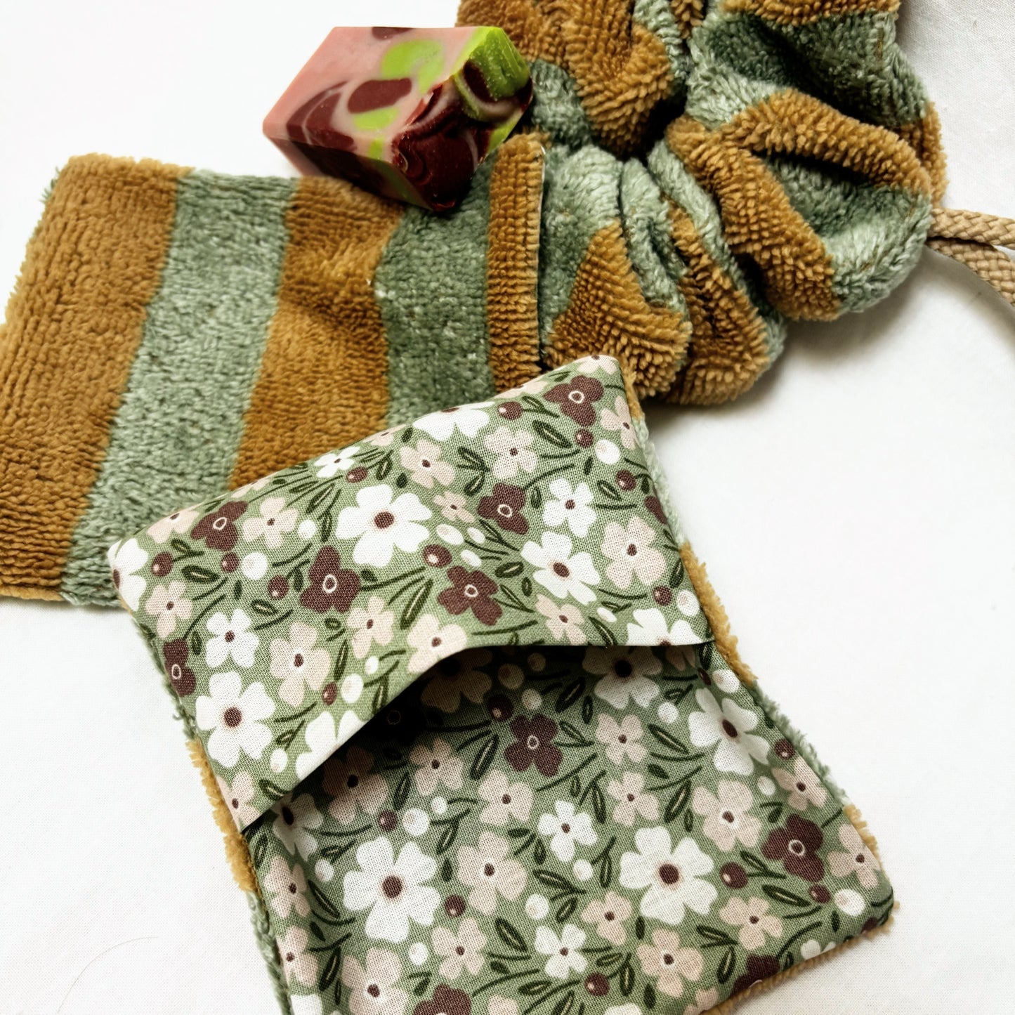 Barbouillette en chanvre de la marque Cousine Antoinette, avec une texture douce et naturelle pour le rasage.