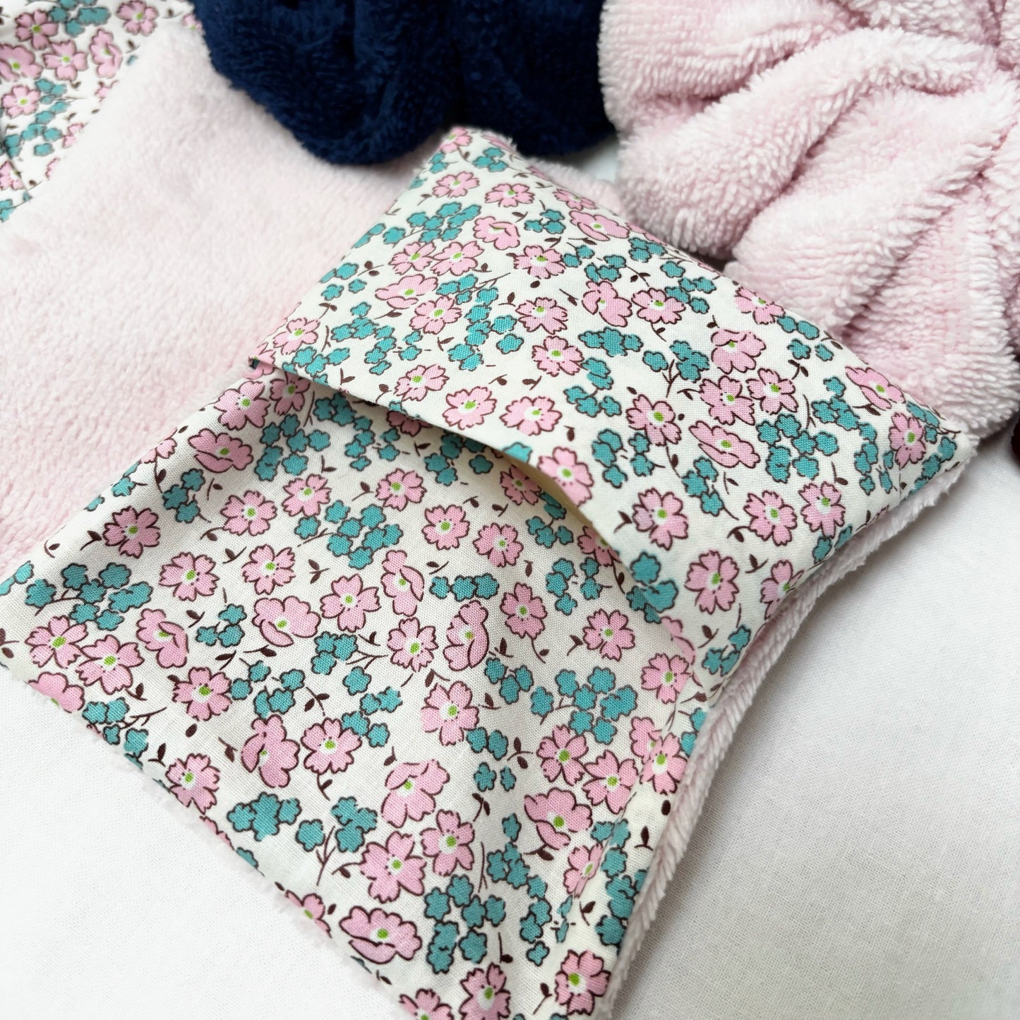 Barbouillette Cousine Antoinette Cocon Pétale, poêle à frire en cocotte avec motif en pétale, en acier émaillé, pour cuisiner.