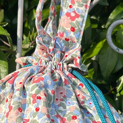 Sac pochon Oscar Bleuette détail fermeture lien de serrage éponge bambou coton Liberty artisanal France
