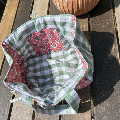 Sac bandoulière Emilien Bouquet Rouge artisanal matelassé avec fermeture aimantée - détail finition - Cousine Antoinette
