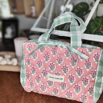 Sac à main Emilien Bouquet Rouge Liberty fleuri rouge matelassé - vue de profil avec bandoulière réglable - Cousine Antoinette
