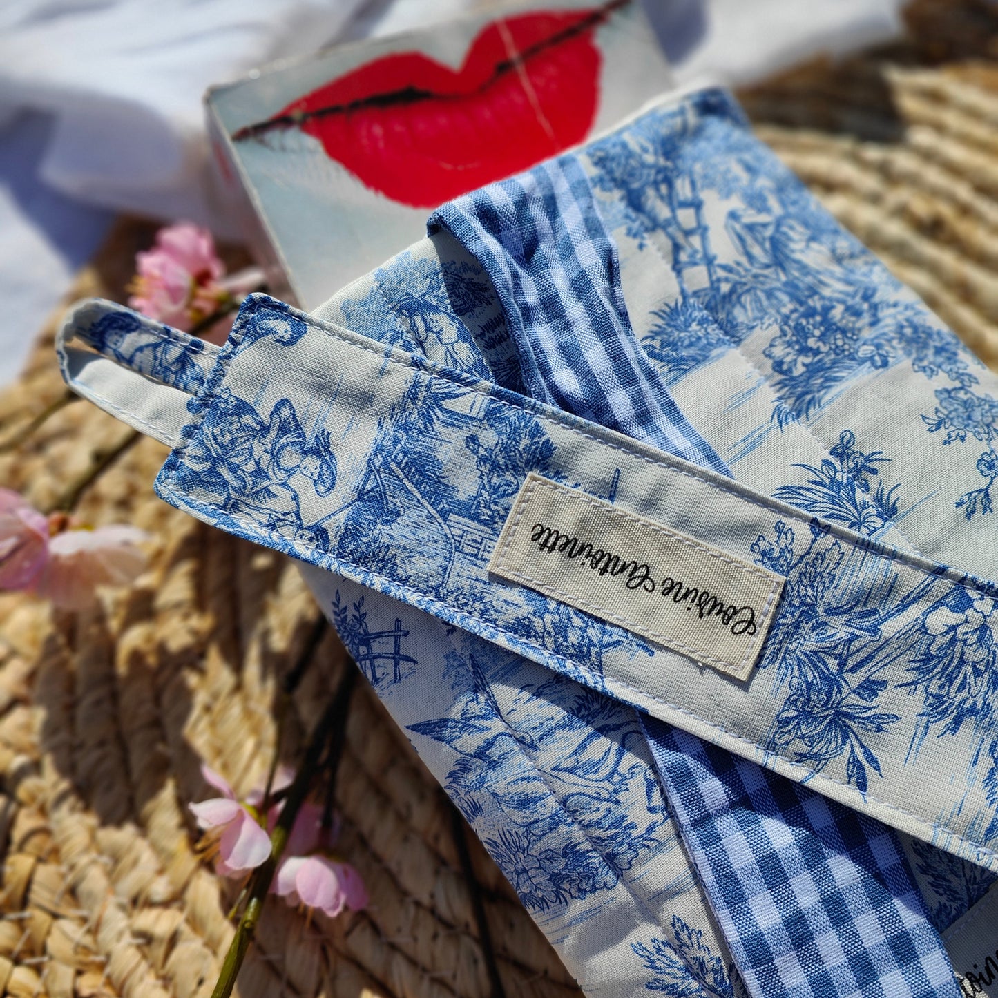 Housse de livre broché Céleste de Cousine Antoinette avec motif délicat, adaptée pour protéger et décorer un livre.
