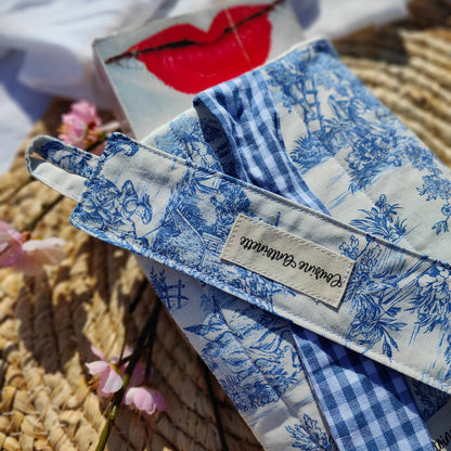 Housse de livre broché Céleste de Cousine Antoinette avec motif délicat, adaptée pour protéger et décorer un livre.