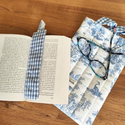 Housse livre broché Céleste ouverte montrant doublure vichy bleu et matelassage ouatine
