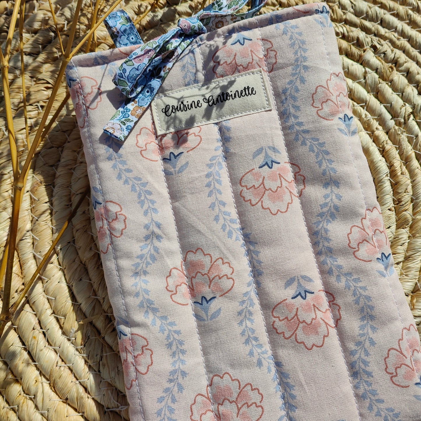 Housse de livre de poche Clochette artisanale matelassée, motif floral délicat, doublée fleurs, fermeture nouettes, fait main Angers