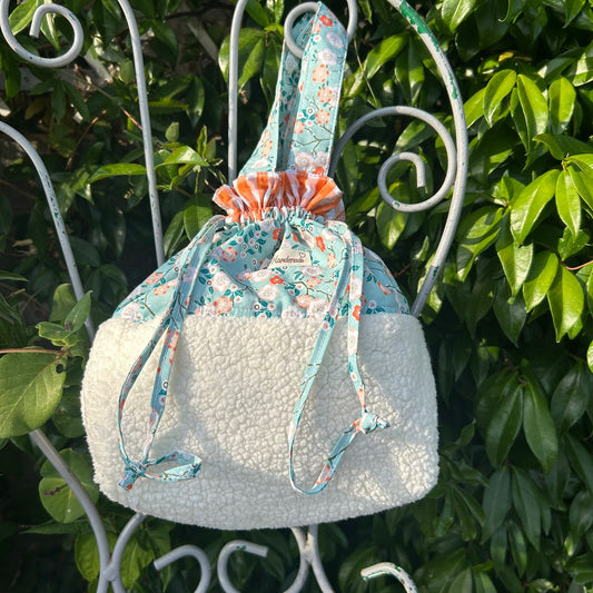 Sac pochon Oscar Capucine sherpa blanc coton fleuri style Liberty violet fait main France polyvalent
