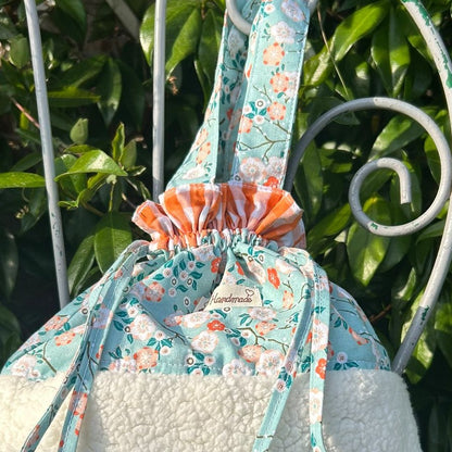 Sac pochon Oscar Capucine détail fermeture lien de serrage sherpa coton Liberty artisanal France
