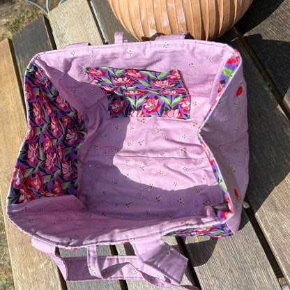 Sac à main Emilien Capucine matelassé en situation, vue d'ensemble montrant la forme et les proportions du sac artisanal
