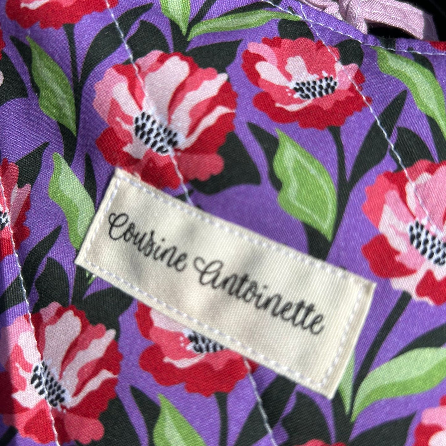 Détail du motif floral Capucine matelassé sur tissu du sac à main Emilien, finitions artisanales soignées
