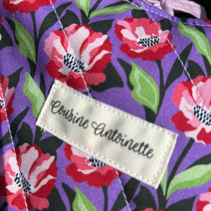 Détail du motif floral Capucine matelassé sur tissu du sac à main Emilien, finitions artisanales soignées
