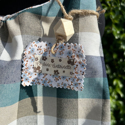 Détail étiquette fleurie Cousine Antoinette - sac artisanal fait main en Anjou
