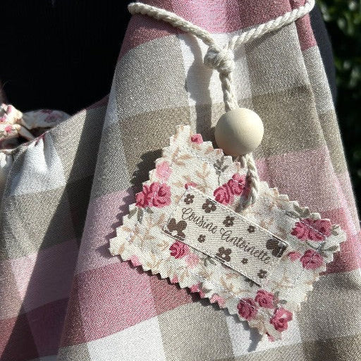 Détail étiquette fleurie Cousine Antoinette - sac artisanal fait main en Anjou
