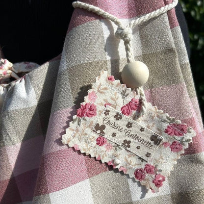 Détail étiquette fleurie Cousine Antoinette - sac artisanal fait main en Anjou
