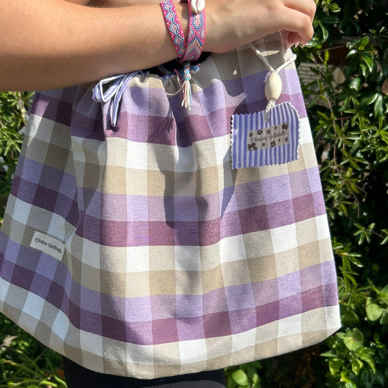 Photo 4 (porté de face) : Sac Lune Caro Violine porté épaule - forme croissant tendance