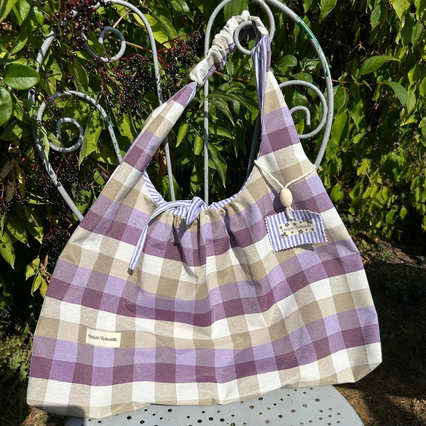 Photo 1 (à plat intérieur) : Sac Lune Caro Violine à rayures parme - intérieur doublé coton Oeko-Tex - Cousine Antoinette
