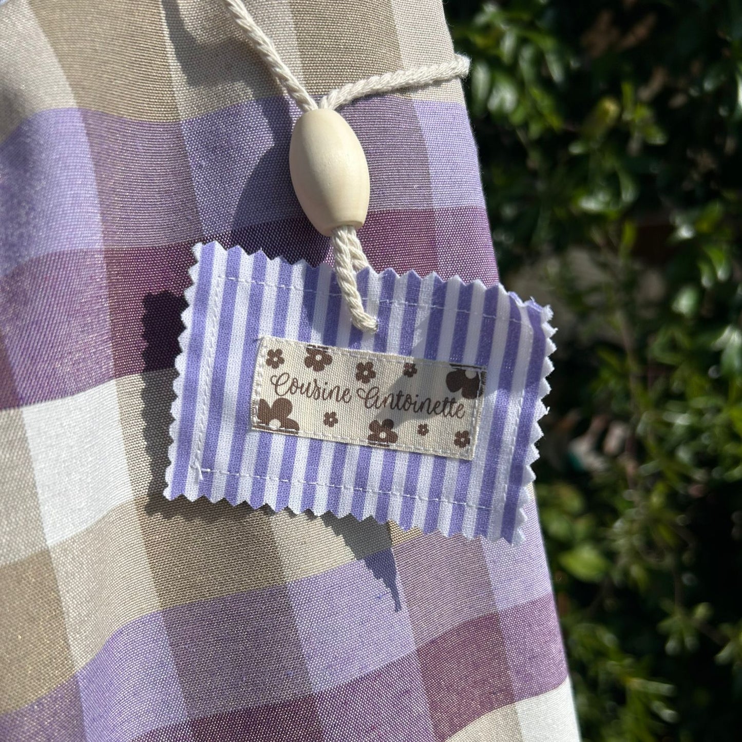 Photo 3 (étiquette) : Détail étiquette Cousine Antoinette - sac artisanal fait main
