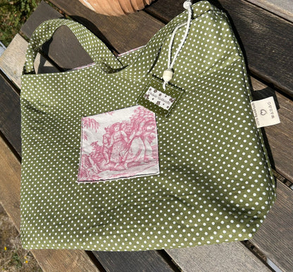 Sac cabas Barnabé Chambord - Détail motif toile de Jouy et étiquette artisanale
