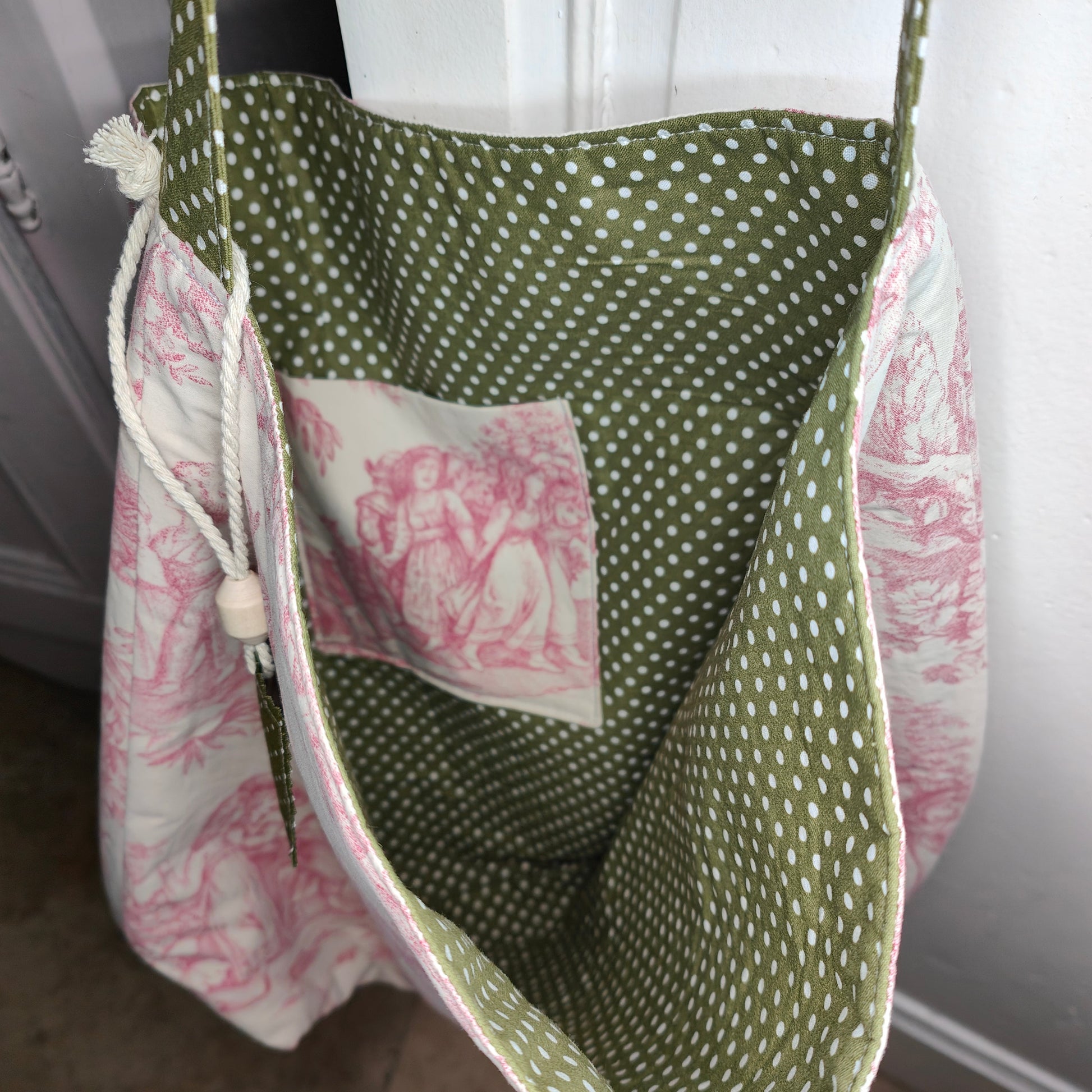 Sac cabas Barnabé Chambord - Détail motif toile de Jouy et étiquette artisanale
