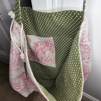 Sac cabas Barnabé Chambord - Détail motif toile de Jouy et étiquette artisanale
