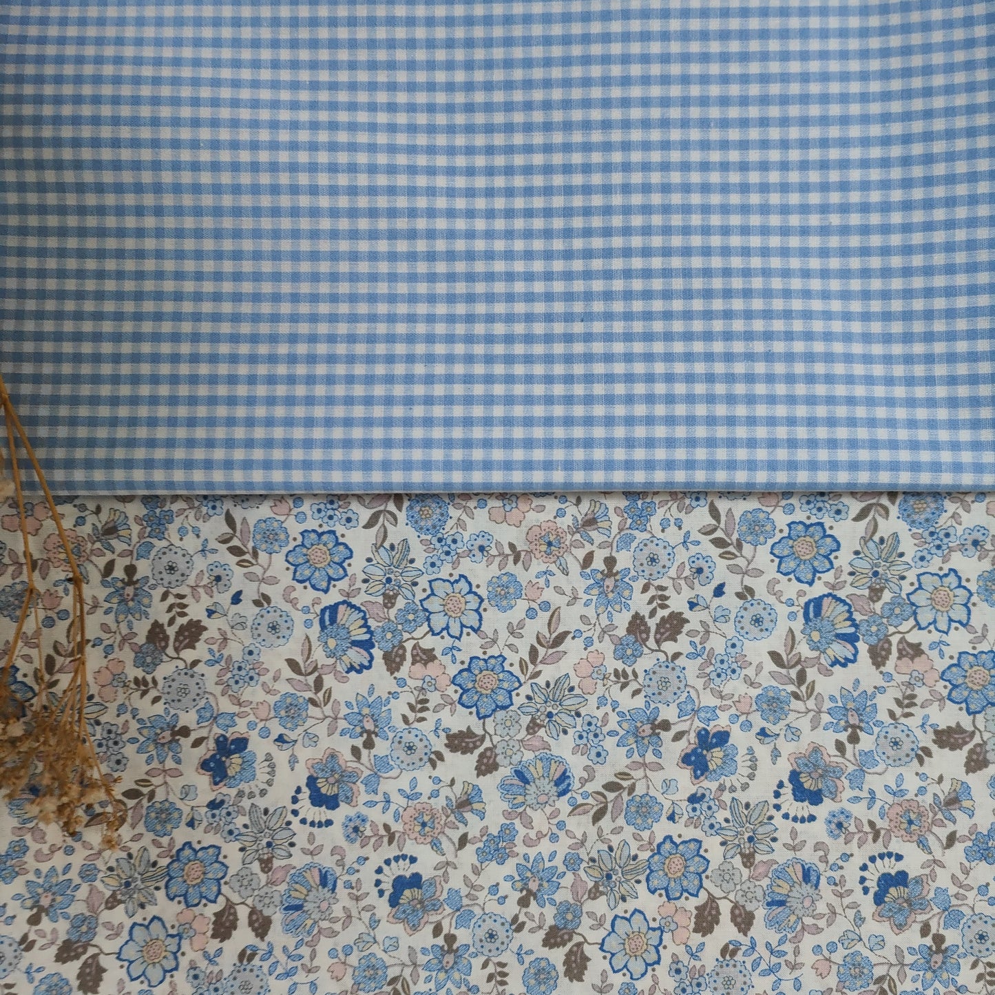 Duo de tissus Cottage Fleuri - Vichy bleu et Liberty fleuri bleu ciel pour housse de livre personnalisable - Cousine Antoinette
