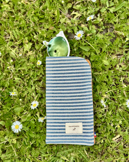 Étui à lunettes Deauville Curry ouvert avec lunettes de soleil – Cousine Antoinette
