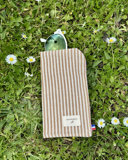 Étui à lunettes Deauville Blush ouvert avec lunettes de soleil, cousu main en France – Cousine Antoinette
