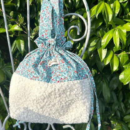 Sac pochon Oscar Flocon bouclette blanche coton fleuri style Liberty bleu fait main France polyvalent
