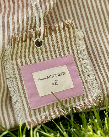 Zoom étiquette signature Cousine Antoinette sac week-end Deauville Blush
