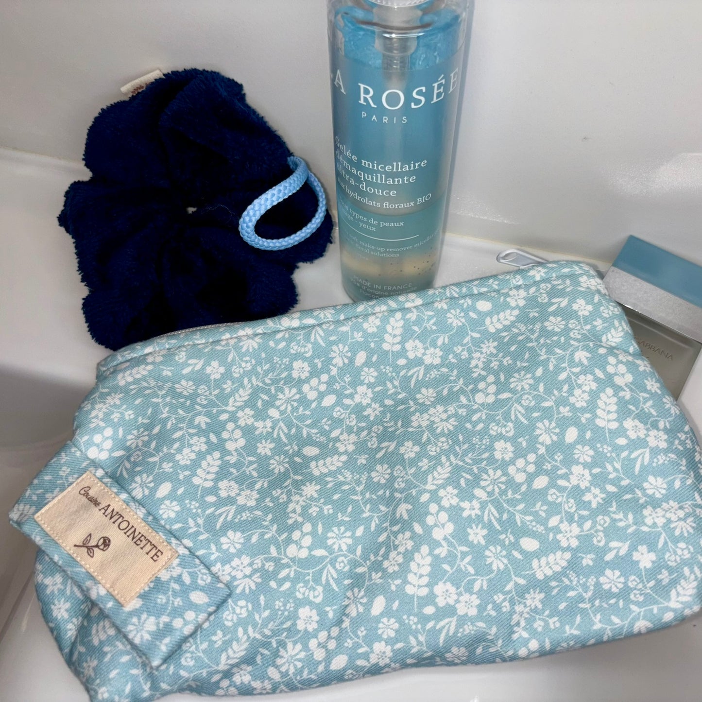 Détail imprimé indigo fleuri sur pochette artisanale Colette, coton certifié Oeko-Tex
