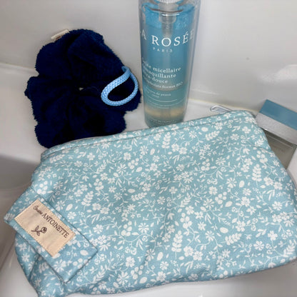 Détail imprimé indigo fleuri sur pochette artisanale Colette, coton certifié Oeko-Tex
