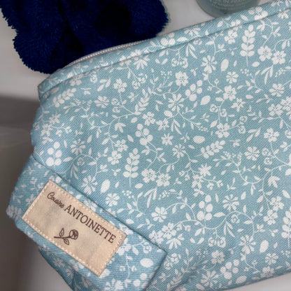 Pochette Colette Indigo Blanc 24x15x7 cm pour essentiels beauté et accessoires, pièce unique fait main
