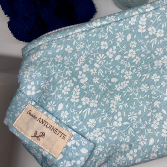 Pochette Colette Indigo Blanc 24x15x7 cm pour essentiels beauté et accessoires, pièce unique fait main
