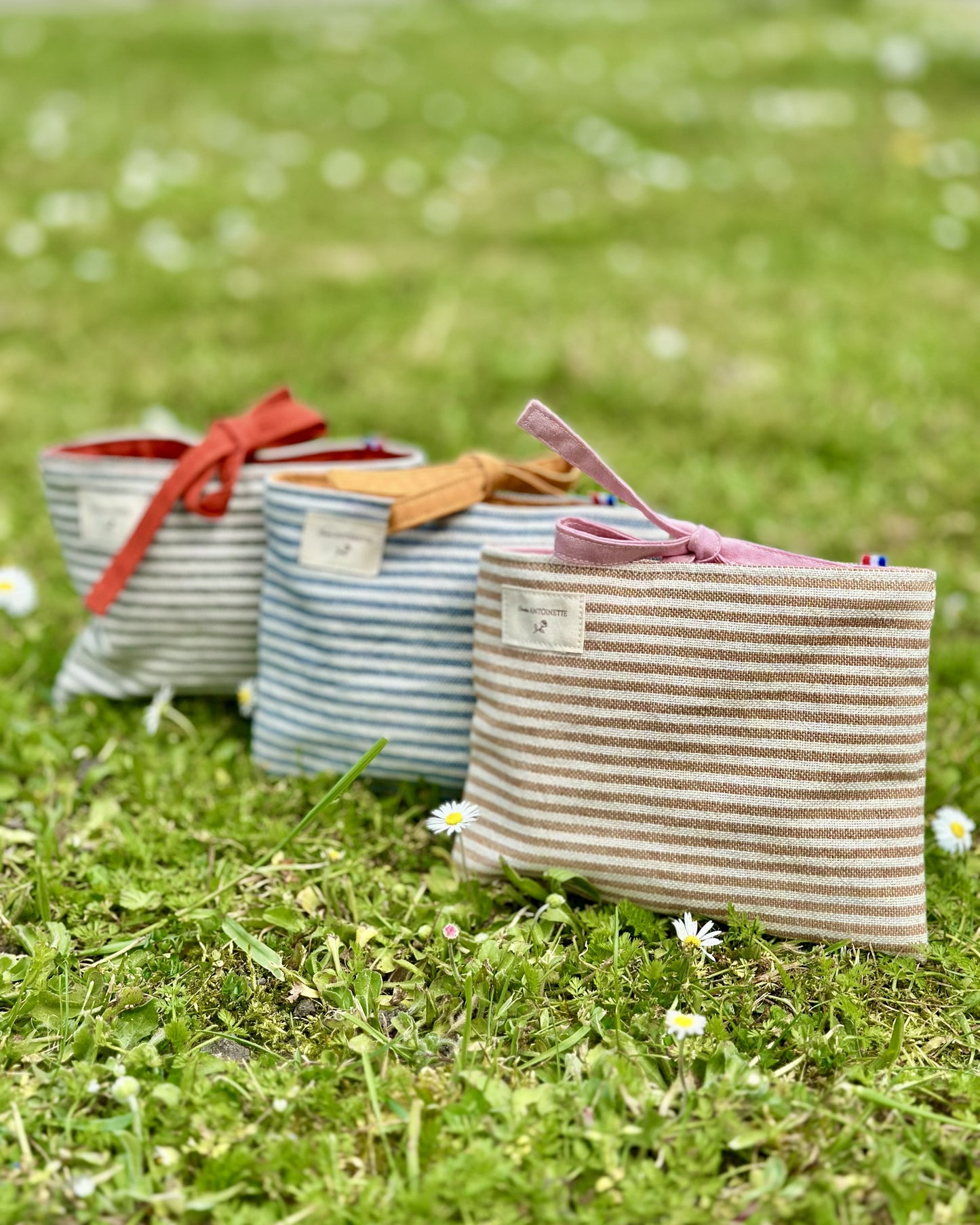 Les 3 coloris de la pochette plate Deauville ouverts – Safran nouette terracotta, Curry nouette dorée, Blush nouette rose – cousues main en France – Cousine Antoinette
