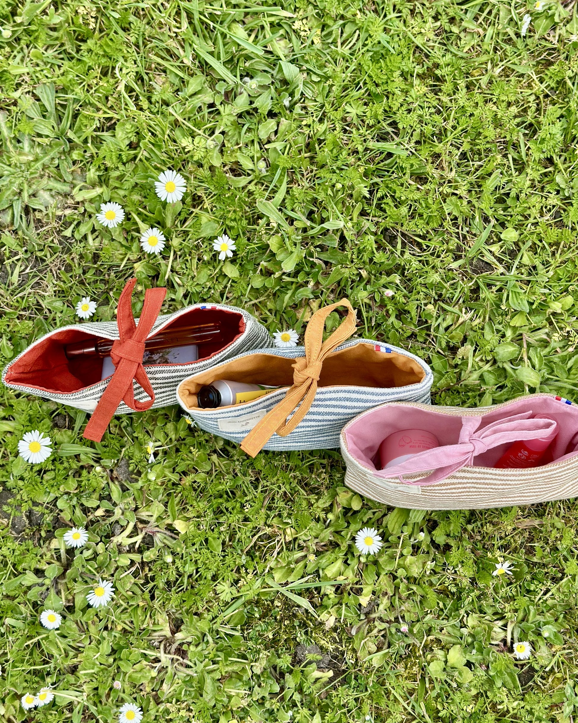 Collection pochettes plates Deauville – 3 coloris Safran, Curry et Blush en coton rayé Oeko-Tex, cousues main en France – Cousine Antoinette
