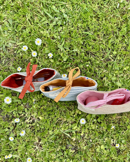 Collection pochettes plates Deauville – 3 coloris Safran, Curry et Blush en coton rayé Oeko-Tex, cousues main en France – Cousine Antoinette
