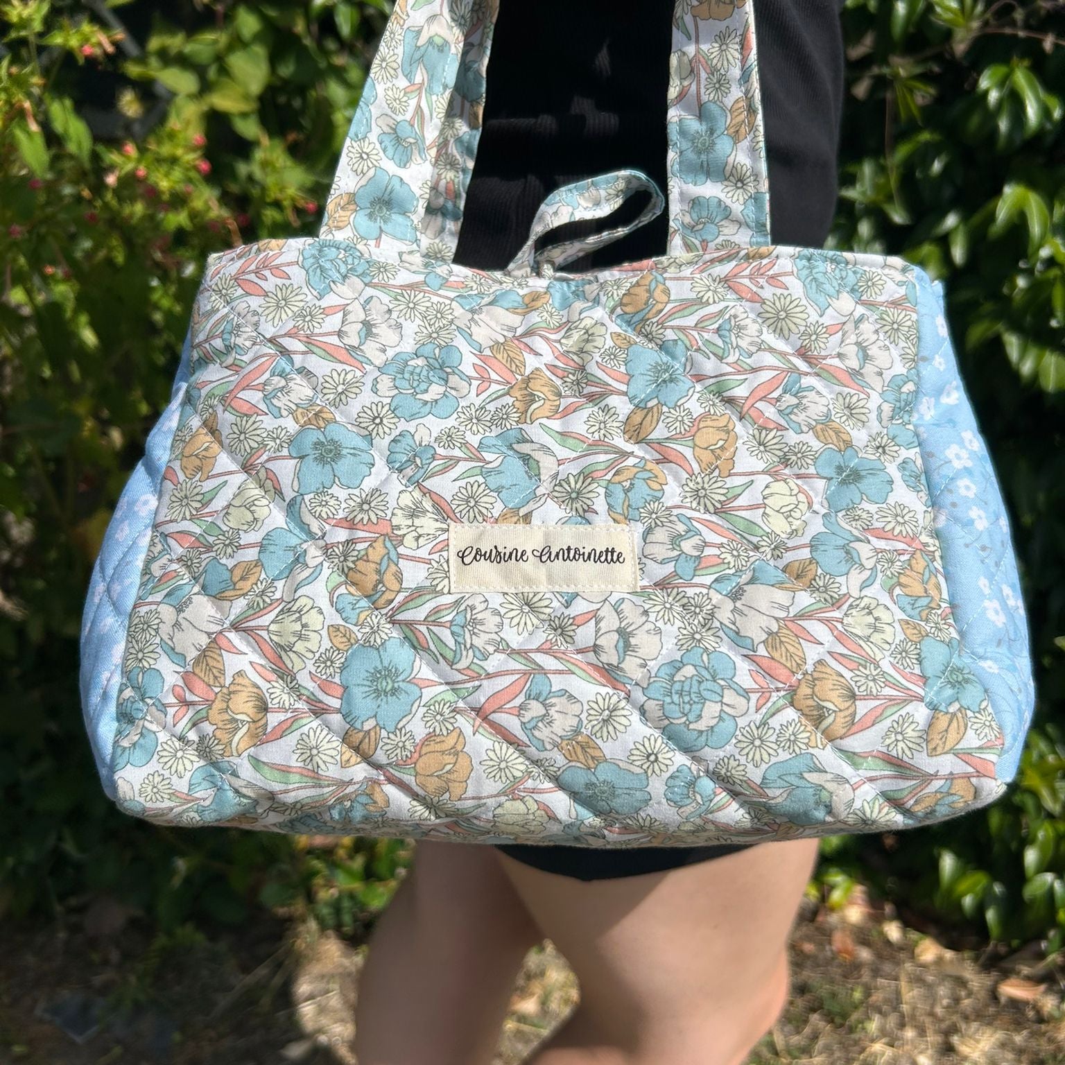 Sac à main Emilien Iris matelassé imprimé Liberty fleuri tons doux - vue de face - Cousine Antoinette
